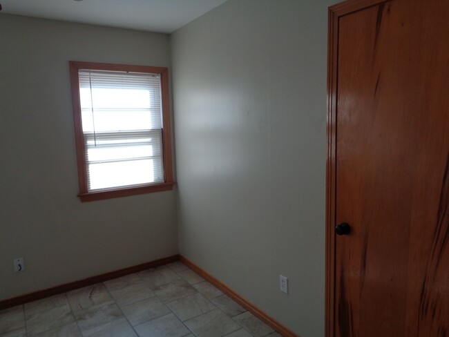 Building Photo - Super Spacious Home