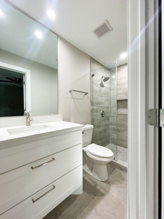 Building Photo - 4 bdrm, 2 bath - NEWLY Remodeled