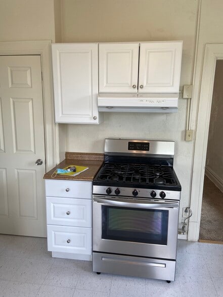 STOVE WITH SIDE DOOR PANTRY - 3916 Coleman St
