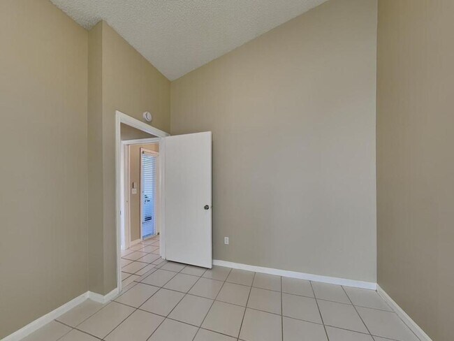 Building Photo - 13048 Meadowbreeze Dr