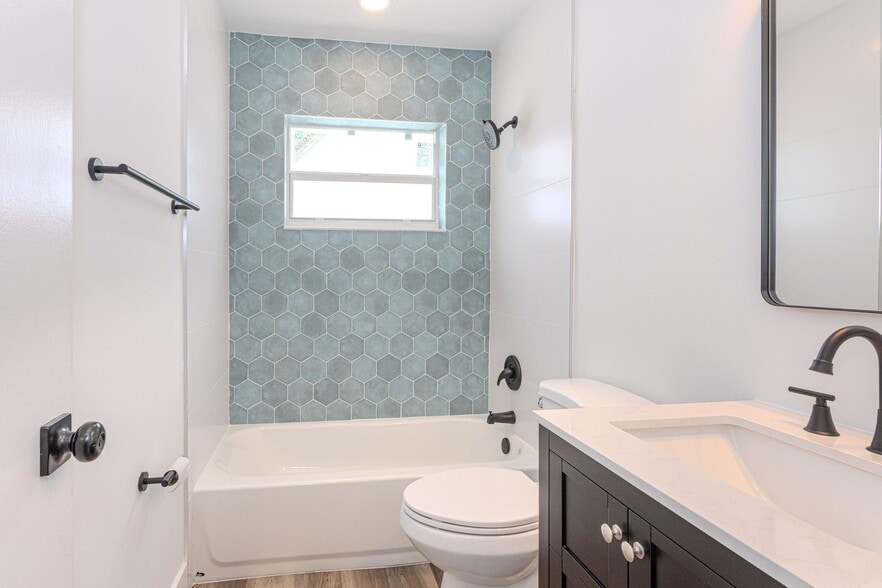 Building Photo - 1717 16th Ct N