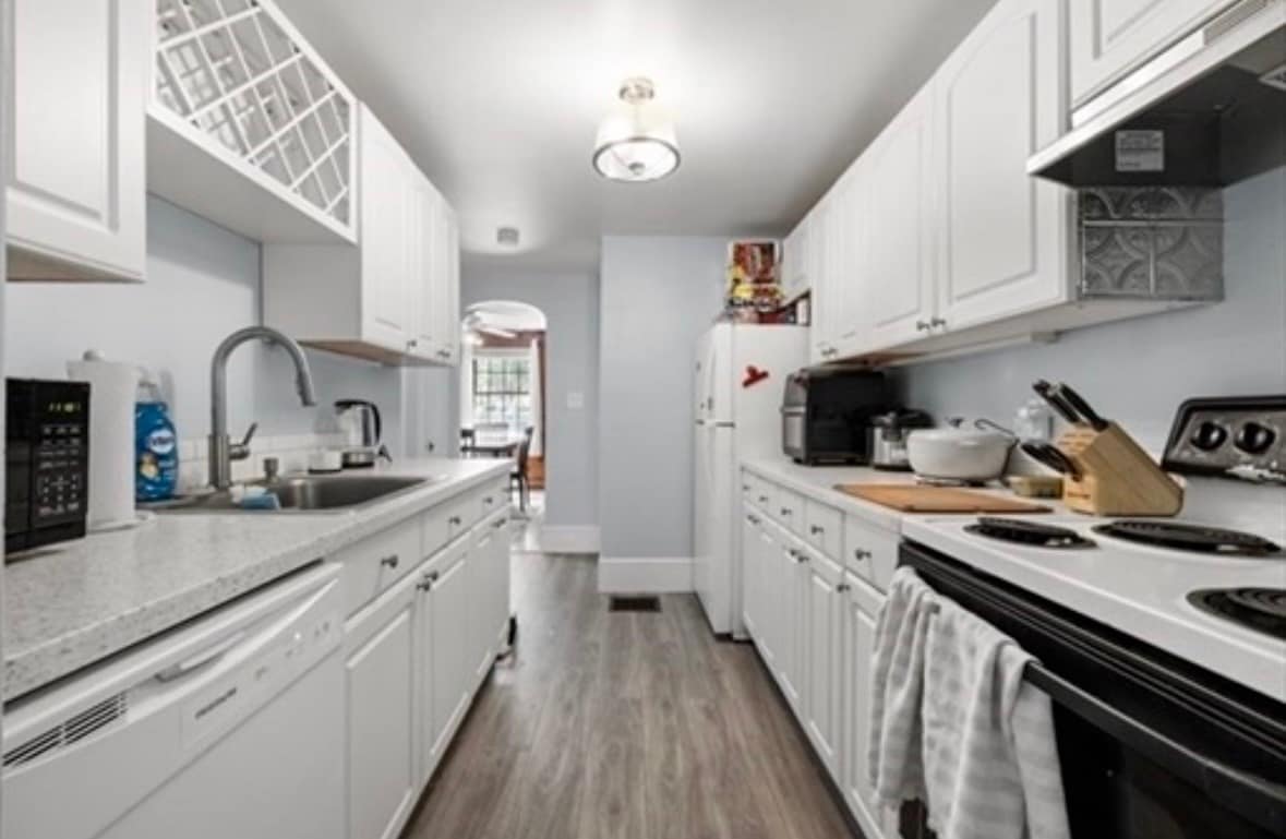 Kitchen - 435A Walpole St