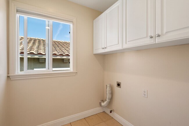 Building Photo - Spacious detached townhome available in So...