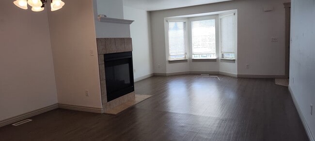 Building Photo - Beautiful Salt Lake Townhome!!!