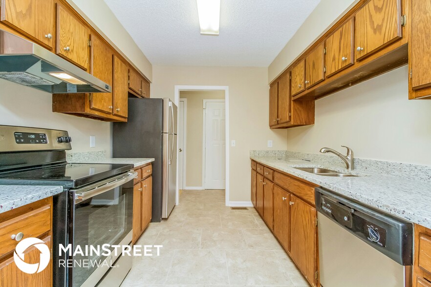 Building Photo - 5001 Pebble Creek Dr