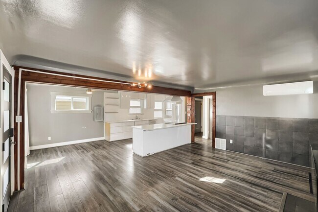 Building Photo - 4315 5th Ave NE