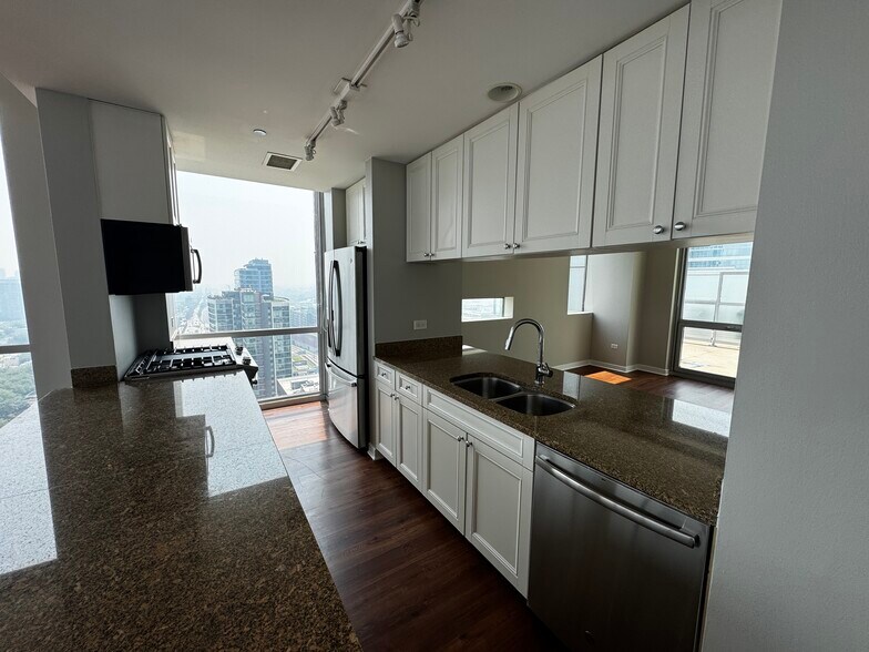 Building Photo - 732 S Clark St