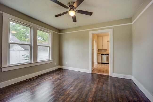 Building Photo - Freshly Updated 2 Bedroom House