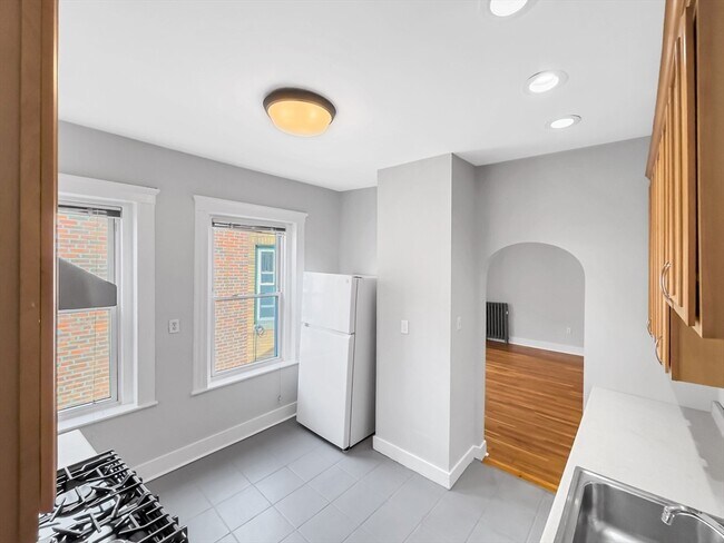 Building Photo - 595 Centre St