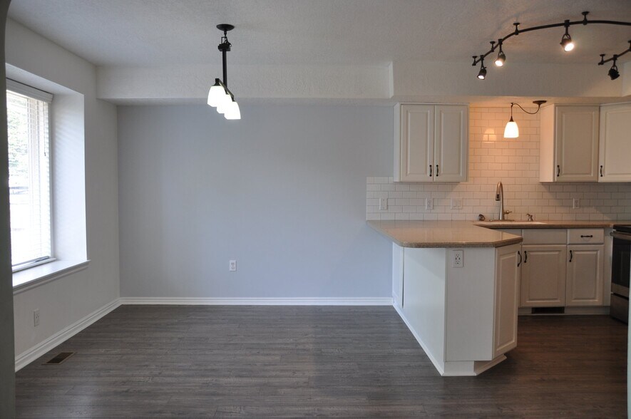 Building Photo - 752 Village Way N