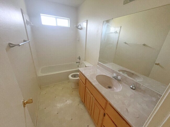 Building Photo - AVAILABLE NOW!