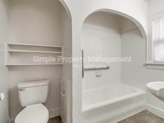 Building Photo - 2413 NW 12th St