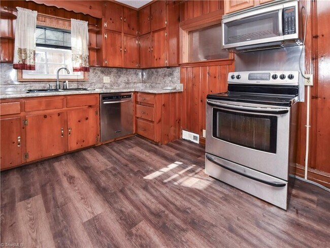 Building Photo - 3872 Leo St