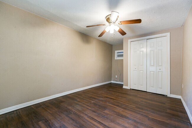 Building Photo - 2-Bedroom Home Ideal For Roommates!!