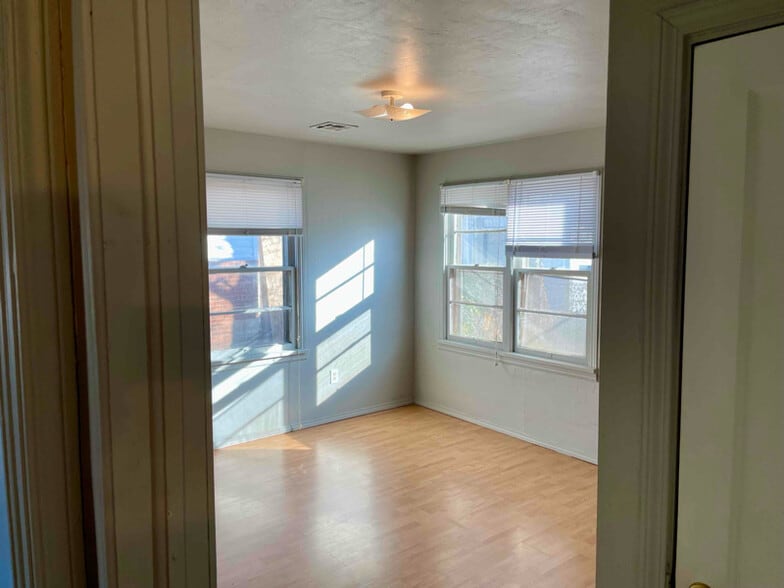 Building Photo - 1006 E Campbell St