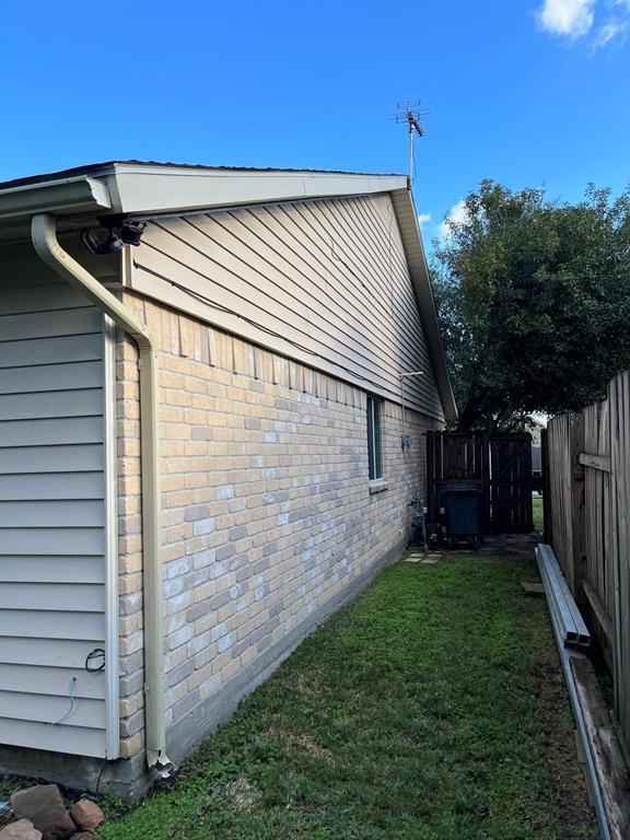 Building Photo - 715 N Rock Dr