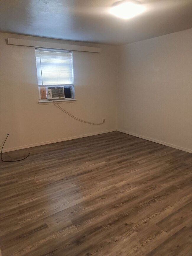 Building Photo - Beautiful 3 Bed / 1 Bath apartment for your family!