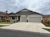 Building Photo - Newer Home in Redmond with Large Fenced Ba...