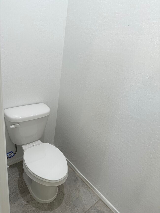 Building Photo - Gorgeous NEWER 4 bedroom 2 bath home in Carlton