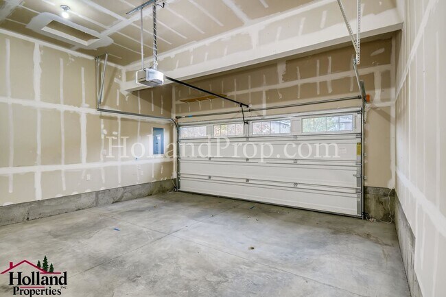 Building Photo - Stunning 3 Bedroom 2.5 Bathroom Home with ...