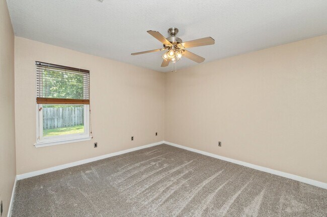 Building Photo - Spacious Home in Navarre!