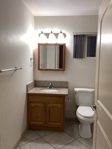Building Photo - 723 1/2 N Kingsley Dr