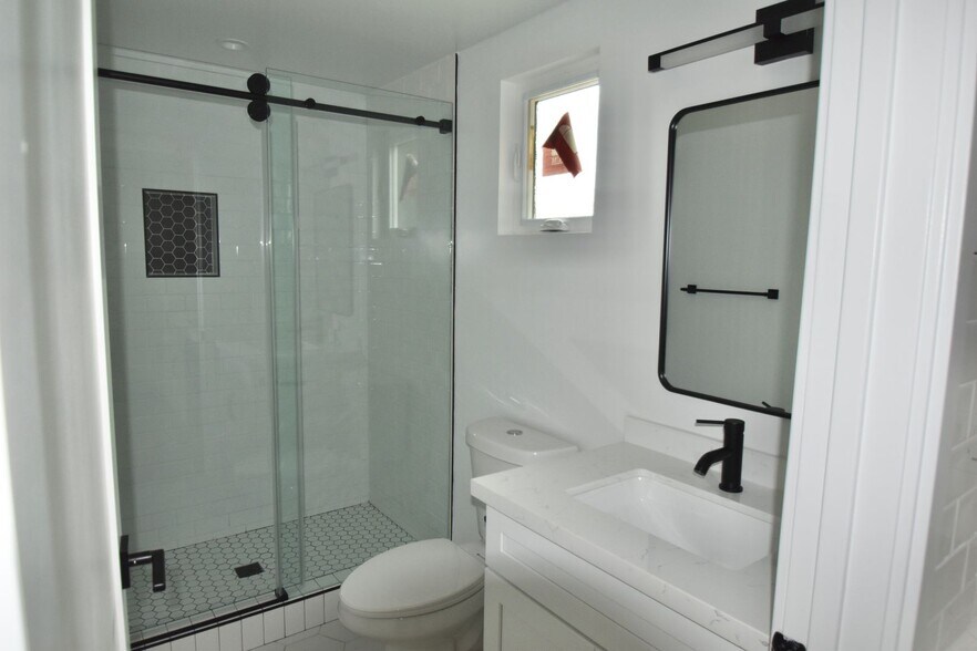 Building Photo - 14830 Dickens St