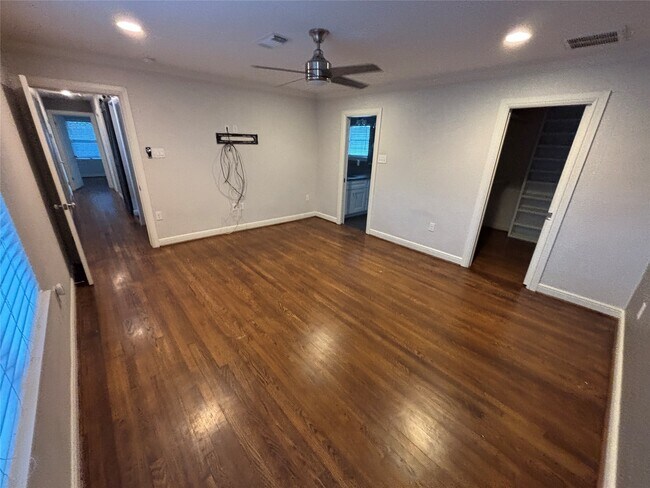 Building Photo - 10313 Shadow Oaks Dr