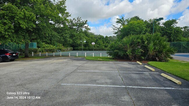 Building Photo - Spacious 4 Bedroom Home in Breakaway Trail...