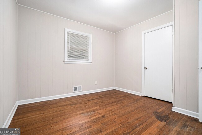 Building Photo - 3866 Cedar Dr