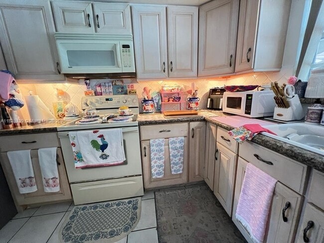 Building Photo - 9724 SW 114th Ct