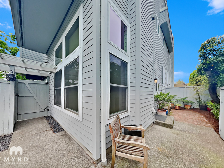 Building Photo - 1905 42nd Ave E