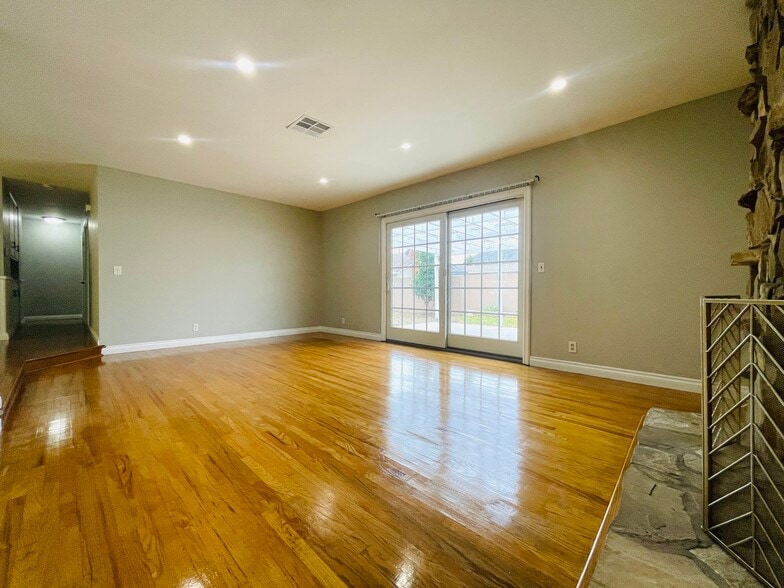 Building Photo - 10473 Rose Ann Cir