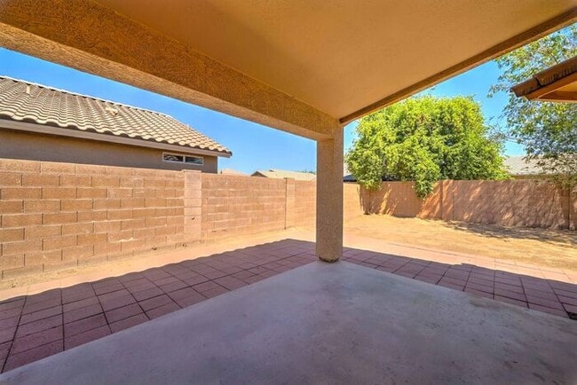 Building Photo - READY TO VIEW NOW! Bright, Open Floorplan w/ Brand New Interior Paint & Carpet!