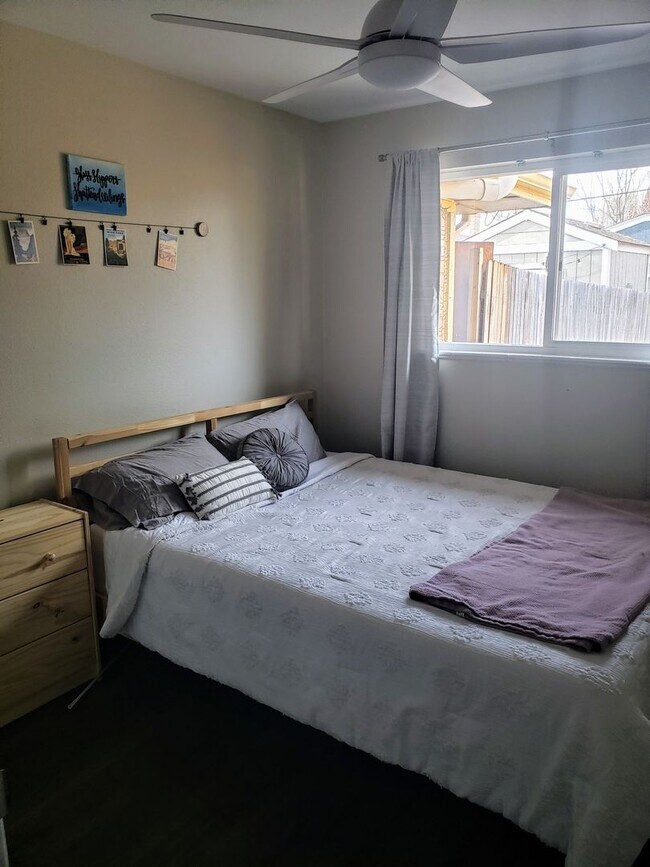 Building Photo - Stylishly Updated 2BR Townhome Near City Park Denver