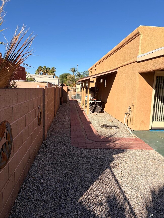 Building Photo - 10390 Fairway Dr