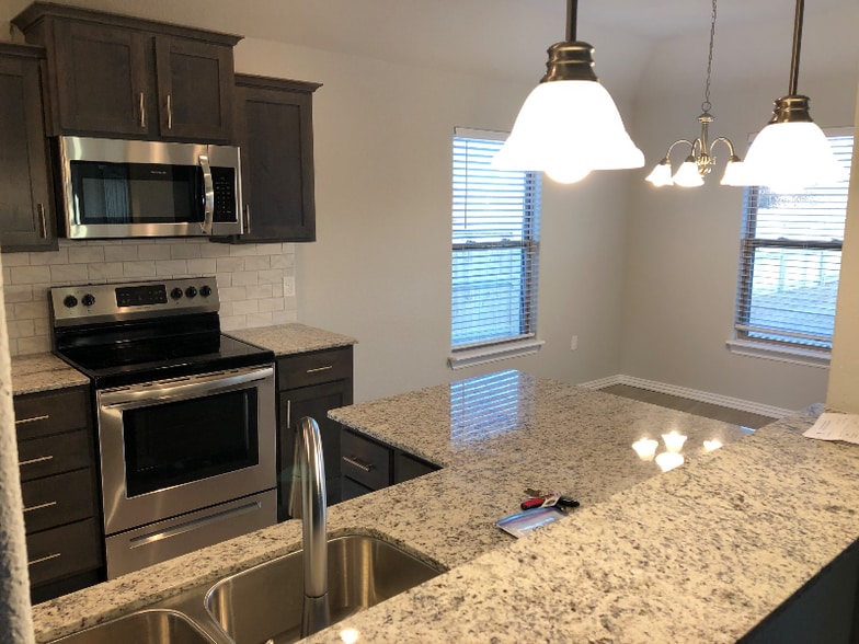 Building Photo - 4192 W Anthem Dr