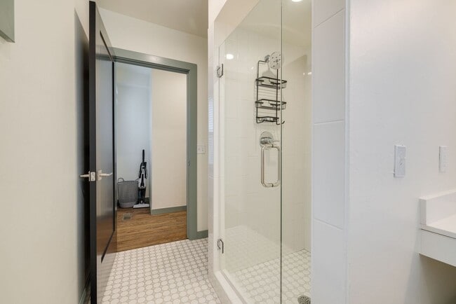 Building Photo - Welcome to this charmingly updated 2 Bedroom 1 Bathroom Bungalow Located in the Historic Jefferso...