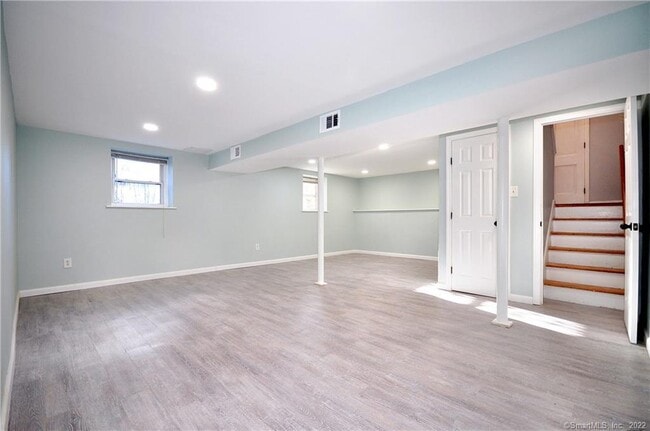 Building Photo - 44 Simsbury Manor Dr