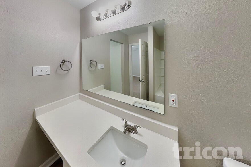 Building Photo - 758 Sinclair Dr