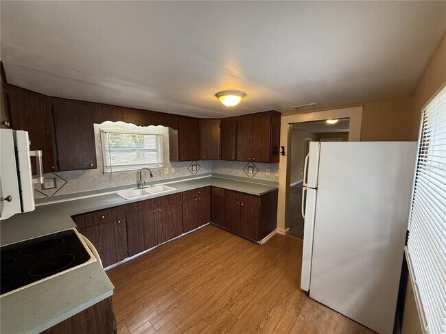 Building Photo - 314 W Crescent Dr