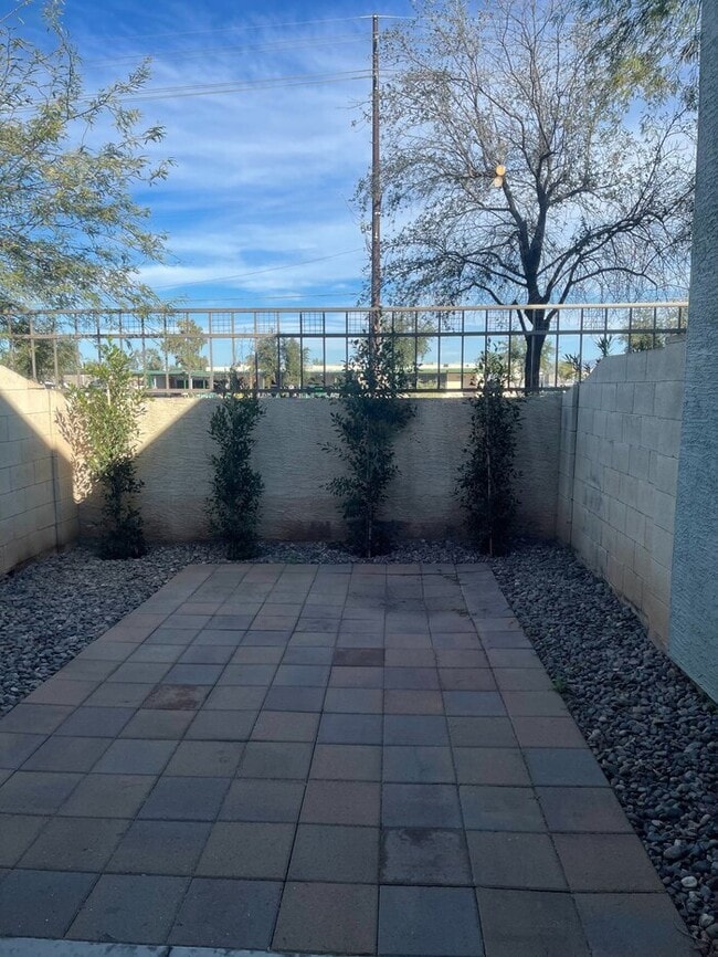 Building Photo - Clean Townhome in Great Location