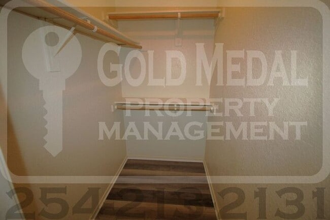 Building Photo - 2802 Alma Dr