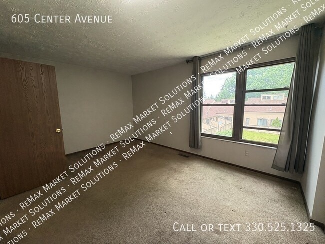 Building Photo - 605 Center Ave
