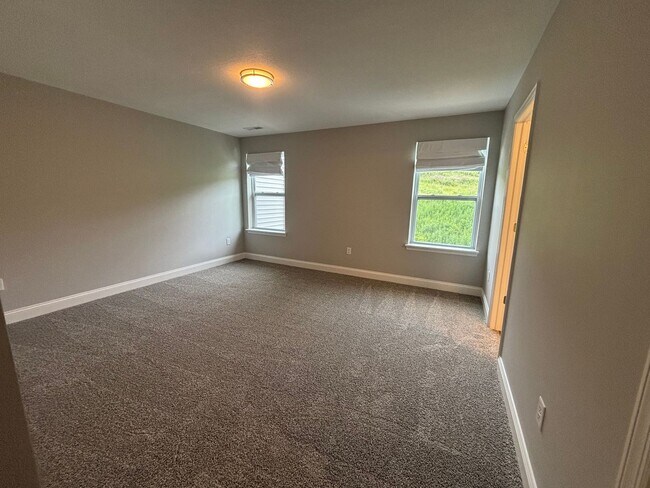 Building Photo - Stunning 3 Bed Townhome with 2 Car Garage in Washington!