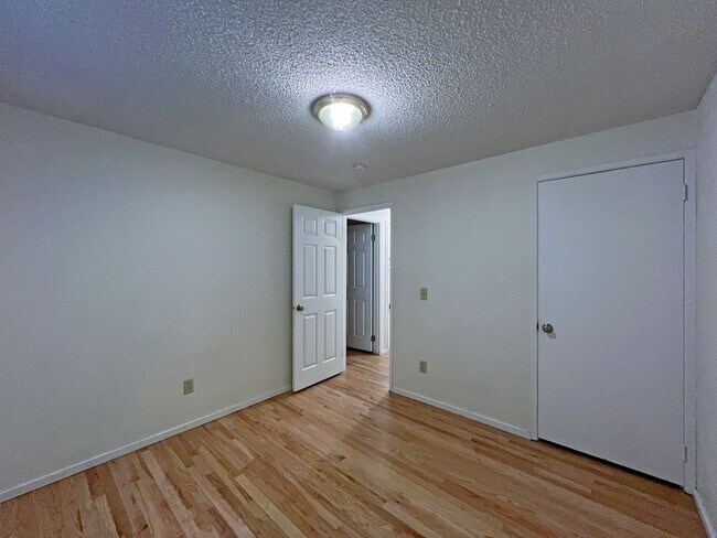 Building Photo - 4 bedroom 2.05 bath rambler on Kent's East...