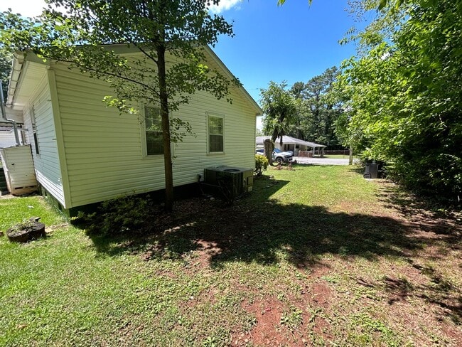 Building Photo - Cozy Cottage 2/1 House in South Rome- $995