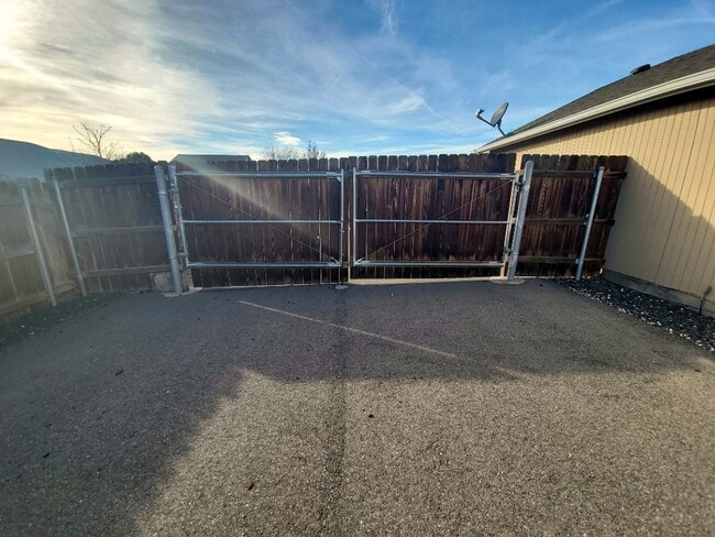 Building Photo - Spacious Rambler in West Richland