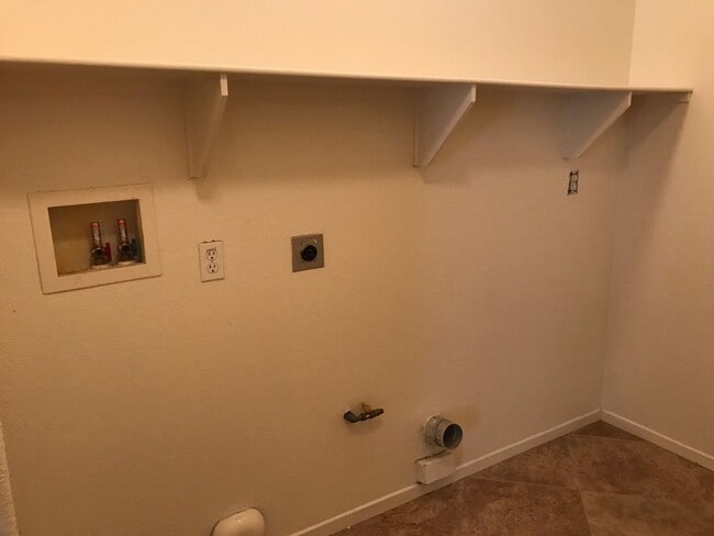Building Photo - 3 BEDROOM VICTORVILLE HOME IN SPRING VALLE...