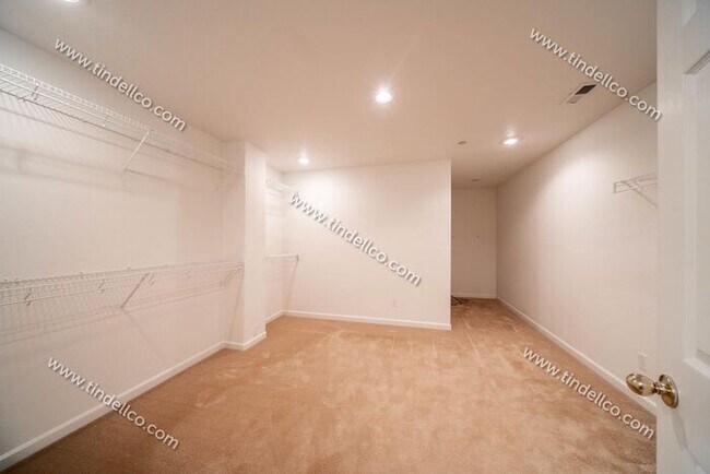 Building Photo - Bright & Elegant 3-Bedroom w/ Study and En...